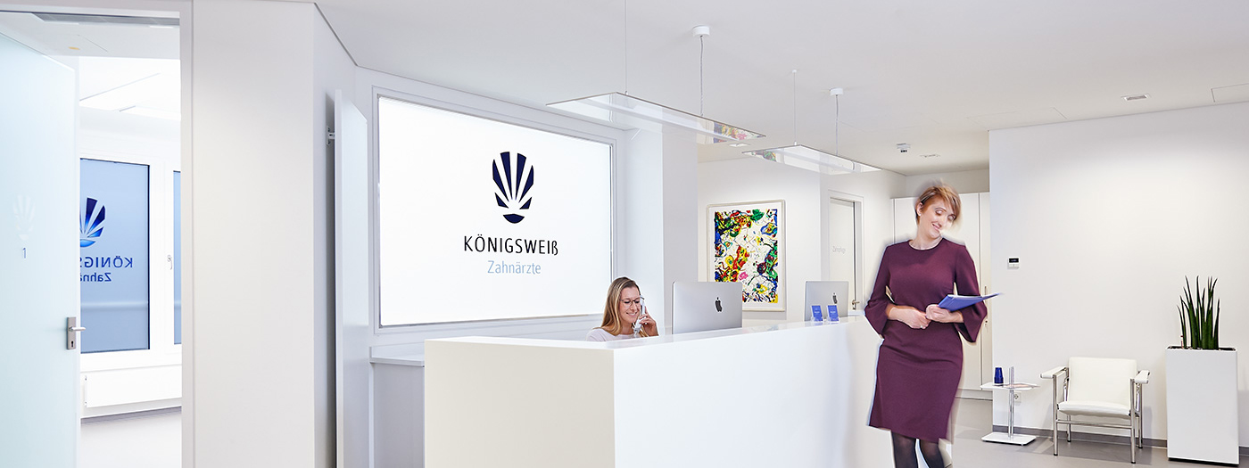 Kontakt - Empfangsbereich bei Königsweiß Zahnärzte in München